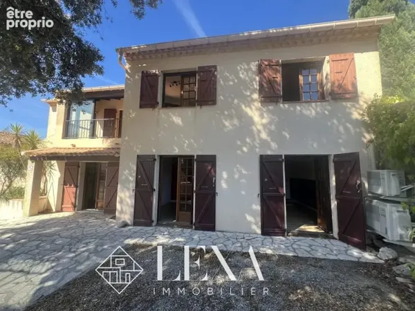 Maison dans village — 5 chambres, terrasse et jardin