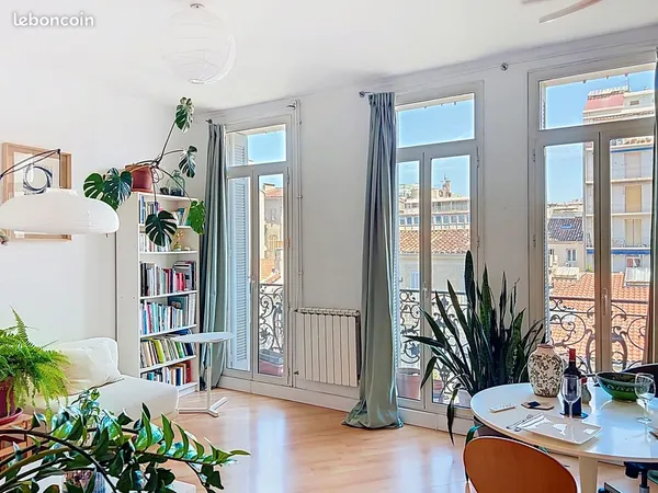 Location T2 lumineux meublé - 50 m² - 13006 Castellane - 990