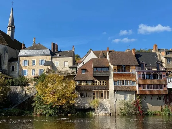 IMMEUBLE AVEC VUE SUR LA RIVIERE