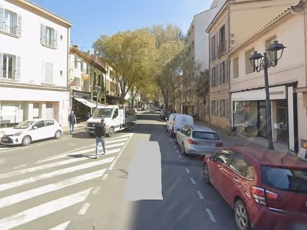 Commerce 300 m²
