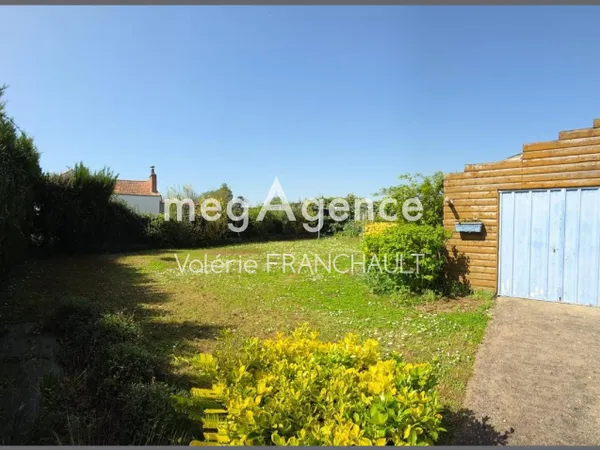 Luçon,proche des commodités, maison trois chambres, avec jardin et garage.