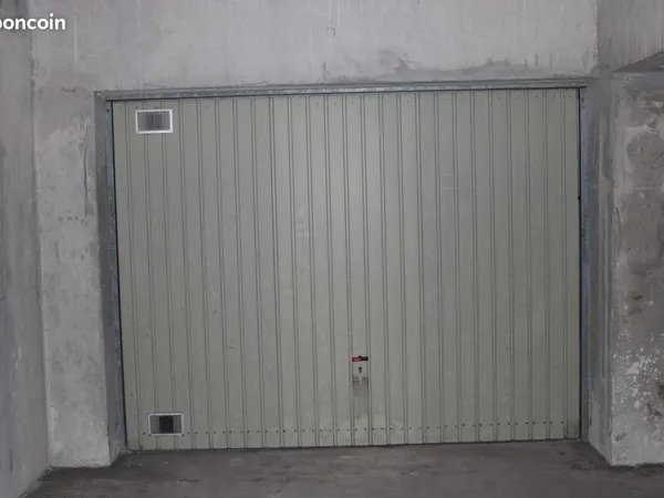 Garage à louer 18 m2 dans sous-sol sécurisé