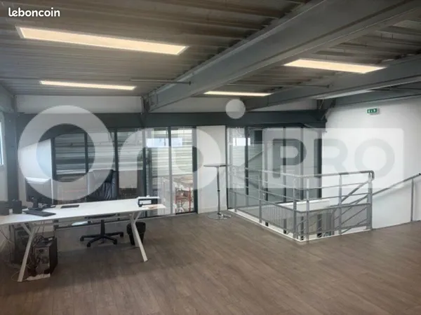 Bureau 590 m²