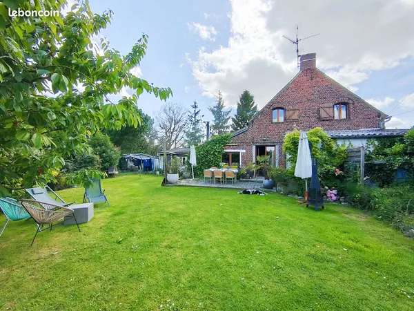 Landas - Jolie maison semi-individuelle, 3 chambres, jardin arboré, proche gare