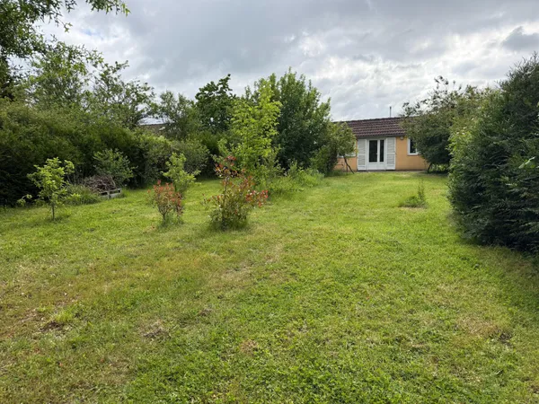 Terrain de loisirs avec maisonnette