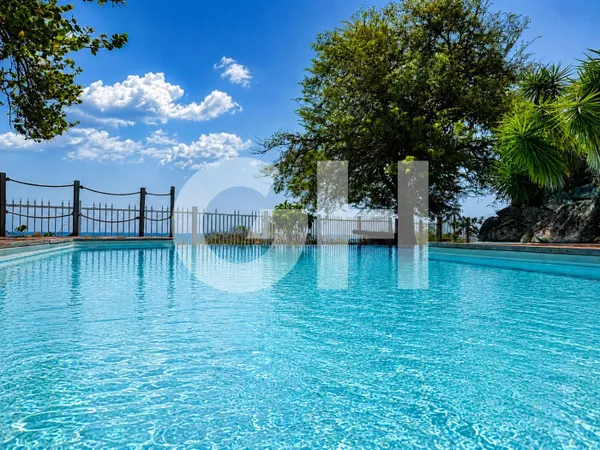 Villa pieds dans l'eau avec piscine - Case Pilote