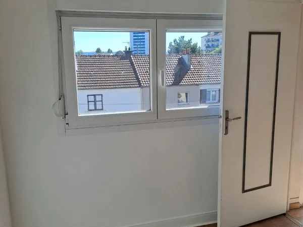 F2 traversant entièrement repeint avec 2 balcons