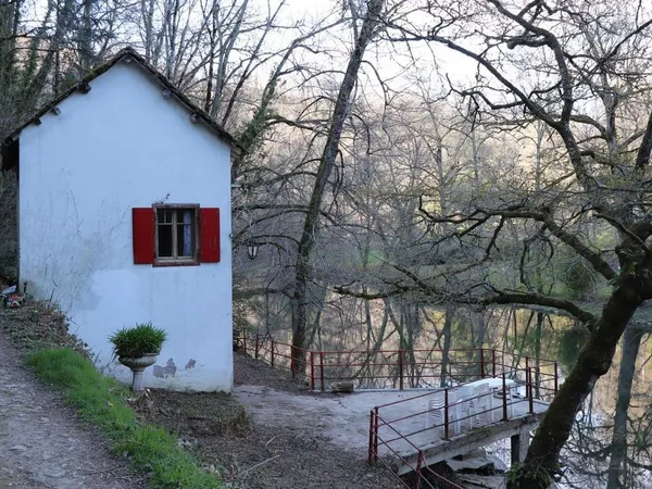 petite maison bord de l 'eau
