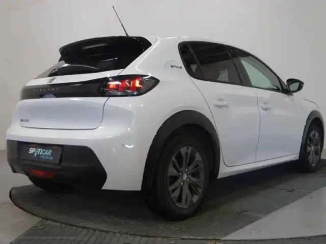 Peugeot 208 e- 136ch style — photo 8