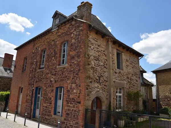 SAINT MEEN LE GRAND, centre ville, maison en pierre, cour, j