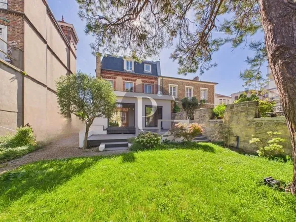 Maison 8 pièces 230 m²