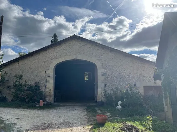🏠 Grange en pierre de 500 m² à louer — stockage, hivernage de véhicules (Gironde, 33)