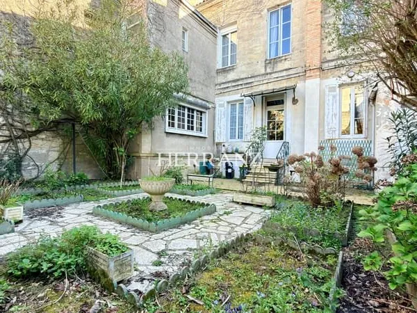 BORDEAUX CHARTRONS MAISON FAMILIALE AVEC JARDIN BEAU POT