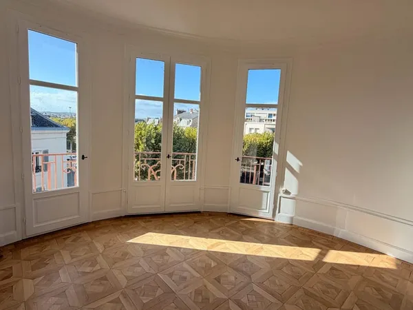 Appartement de prestige rénové 2 chambres, double salon et