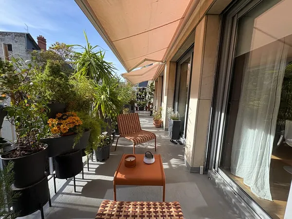 Très bel appartement de 182 m² en dernier étage avec terrasse dans un immeuble de grand standing ave