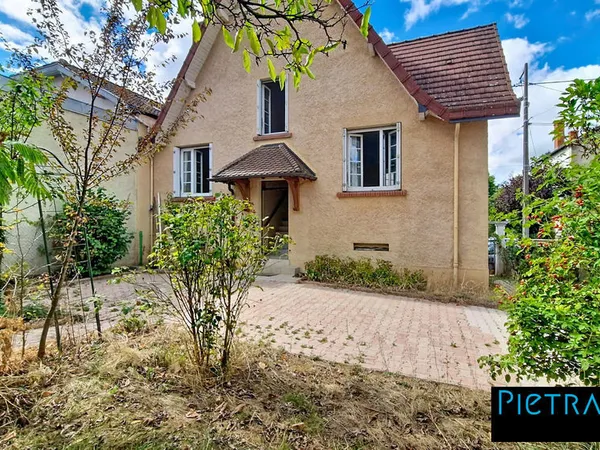 Maison 3 chambres sur sous sol avec garage et jardin