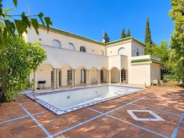 Belle demeure de 350 m² habitable - Proche Clinique Clémenville- Terrain de 1 000 m² avec piscine