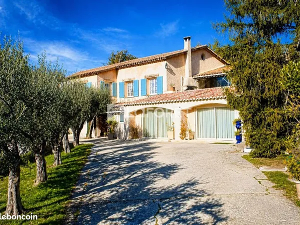 Villa 5 pièces 300 m²