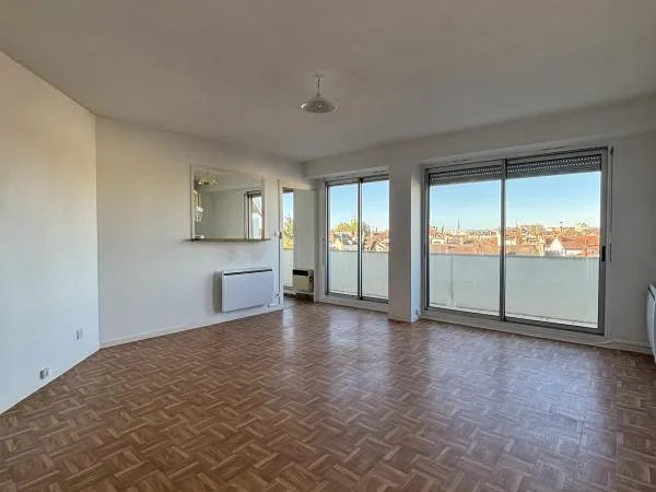 T2 au 5ème étage avec ascenseur et balcon/terrasse