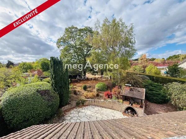 Maison familiale de 170 m², 4 chambres, sous-sol total et terrain de 3 200 m² avec 2 garages