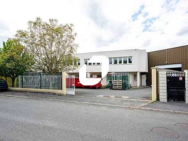 Local d'activité 890 m²