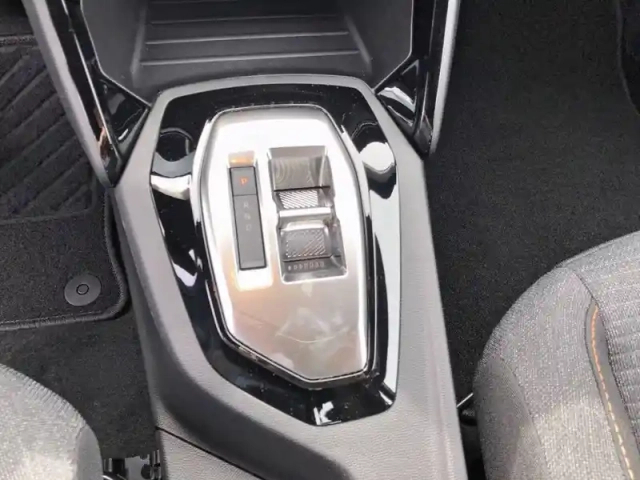 Peugeot 2008 hybrid 110 e-dcs6 — photo 34