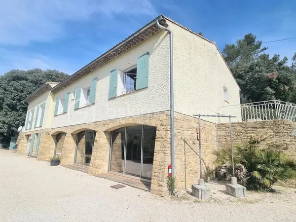 SIGNES - PROPRIETE DOUBLE HABITATION - PARCELLE DE 2 HECTARES - PISCINE - GARAGES