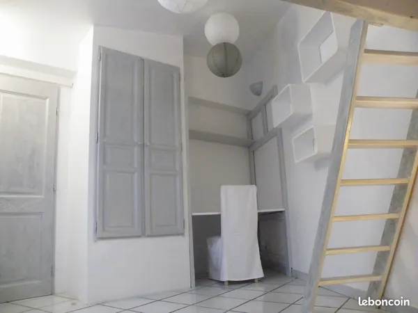 Chambre meublée dans maison de ville avec terrasse