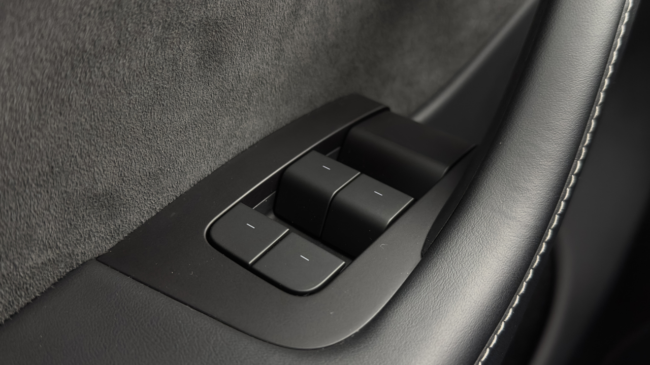 Tesla MODEL Y Standard RWD — photo 15