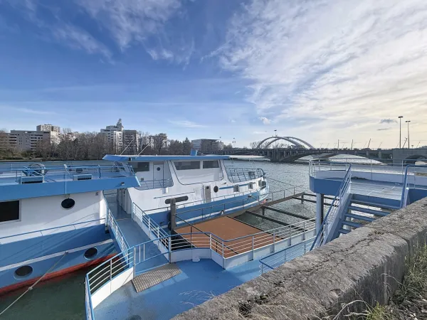 Péniche 10 pièces 480 m²