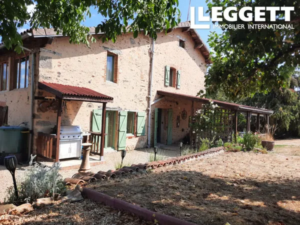 Belle maison de campagne spacieuse, comprenant 3 ou 4 chambres, avec un grand jardin.