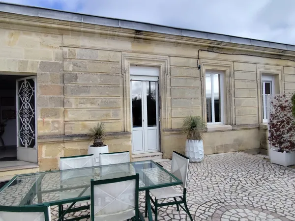 Vends maison à rafraîchir avec piscine et grand terrain