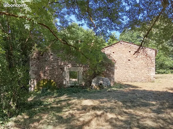 Vends terrains, grange et moulin en ruine