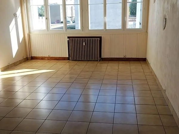 Particulier vend appartement au 1er étage d'un immeuble de3 étages dans un environnement calme et pr