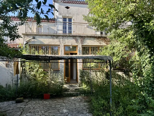 Charmante propriété avec 5 chambres et garage