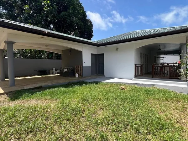 VILLA T5 AVEC PISCINE PROCHE DE TOUTES LES COMMODITÉS – QUARTIER PRISÉ DE RÉMIRE-MONTJOLY