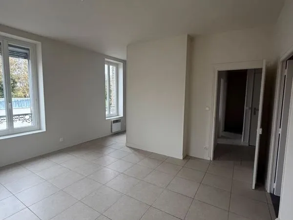 à louer - sens -appartement f2 rénové - lumineux et au calme