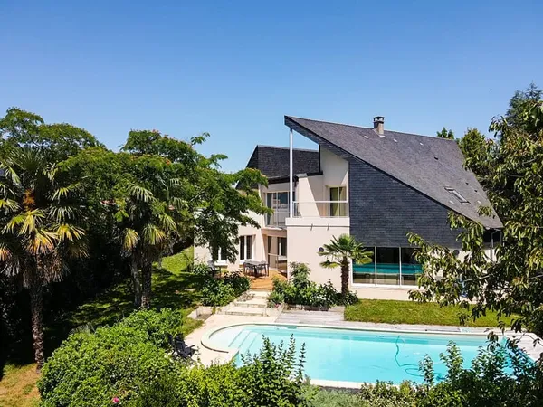 MAISON D'ARCHITECTE AVEC PISCINE DANS UN ENVIRONNEMENT PRIVILÉGIÉ AUX PORTES DU MANS