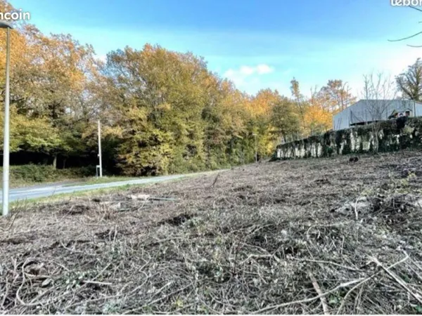À proximité de SAINTES - Terrain constructible de 793 m2 - Projet de 2 maisons - 30000Euros