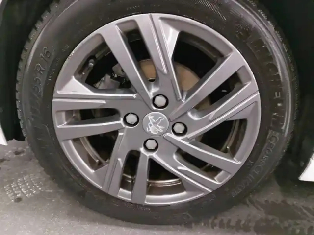 Peugeot 208 puretech 75 s&amp;s bvm5 — photo 3