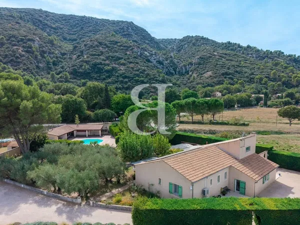 Villa de plain pied avec vue sur le Luberon, piscine et grand te