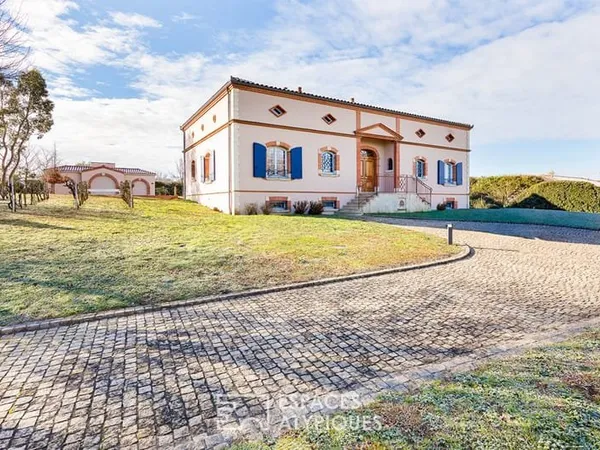 Maison d'architecte et sa piscine à Préserville