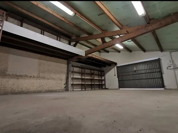 Grand garage à louer