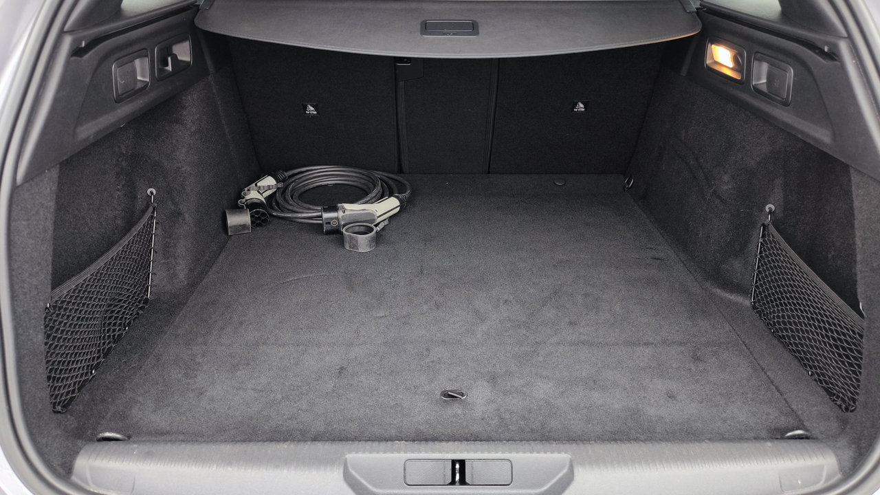 Peugeot 308 SW PHEV 180 e-EAT8 — photo 38