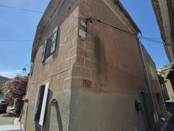A 10 MNS DE LAGRASSE, CAUNETTES EN VAL, MAISON DE VILLAGE SUR 2 NIVEAUX AVEC GRANDE REMISE