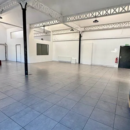 SALLE ESPACE DE COWORKING / 210 m² BUREAUX À LOUER
