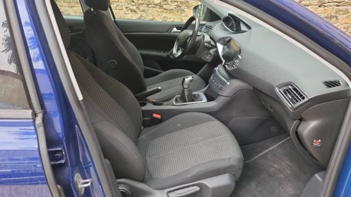 Peugeot 308 1.2 PureTech 110 - Allure – 2018 – 112497 km – Essence – Boîte Manuelle — photo 17