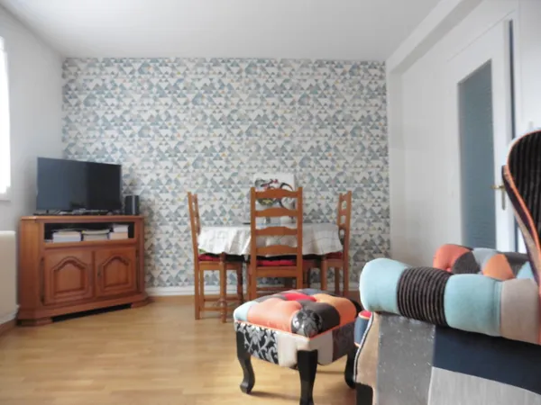 BEL APPARTEMENT ENTIÈREMENT RÉNOVÉ DE TYPE T3