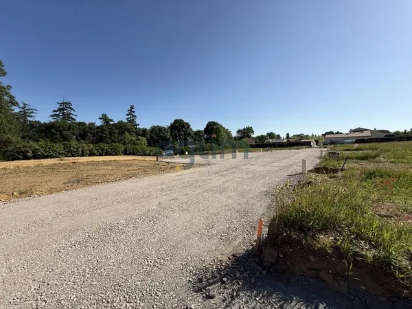 MONTAIGU-CENTRE, en lotissement, 9 terrains à bâtir de 305 m