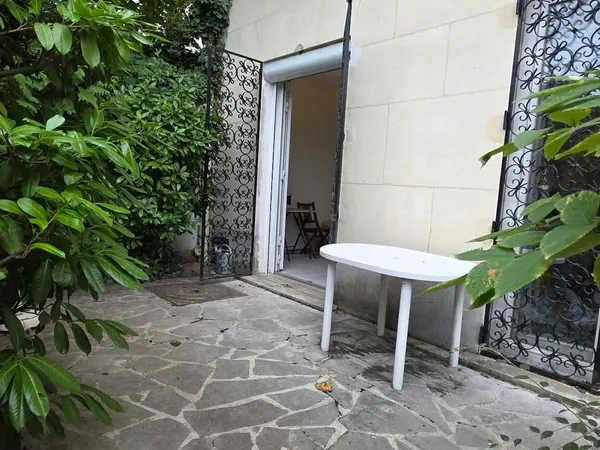 Propose location studio 17m2 + cour arborée 20m2 dispo immédiatement - 980€ TCC